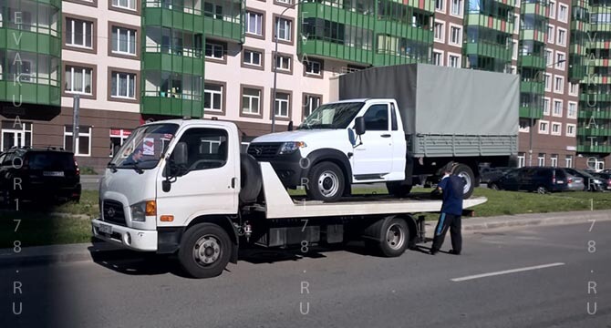 погрузка на эвакуатор легкого грузовика в Пушкине за 1000 рублей дешево и быстро перевозим до Павловска